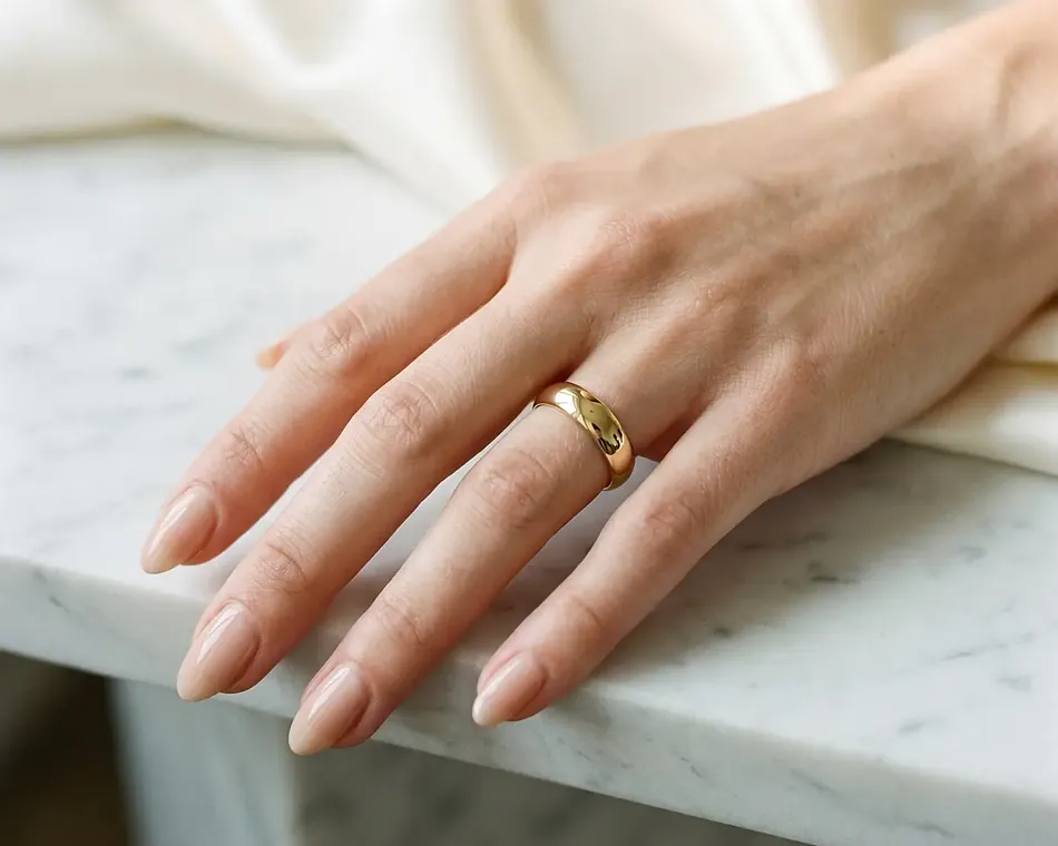 Aliança em ouro 18k na mão